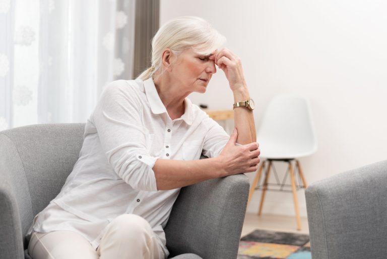 Γυναίκα μεγάλη σε ηλικία με Alzheimer ή στεναχωρημένη