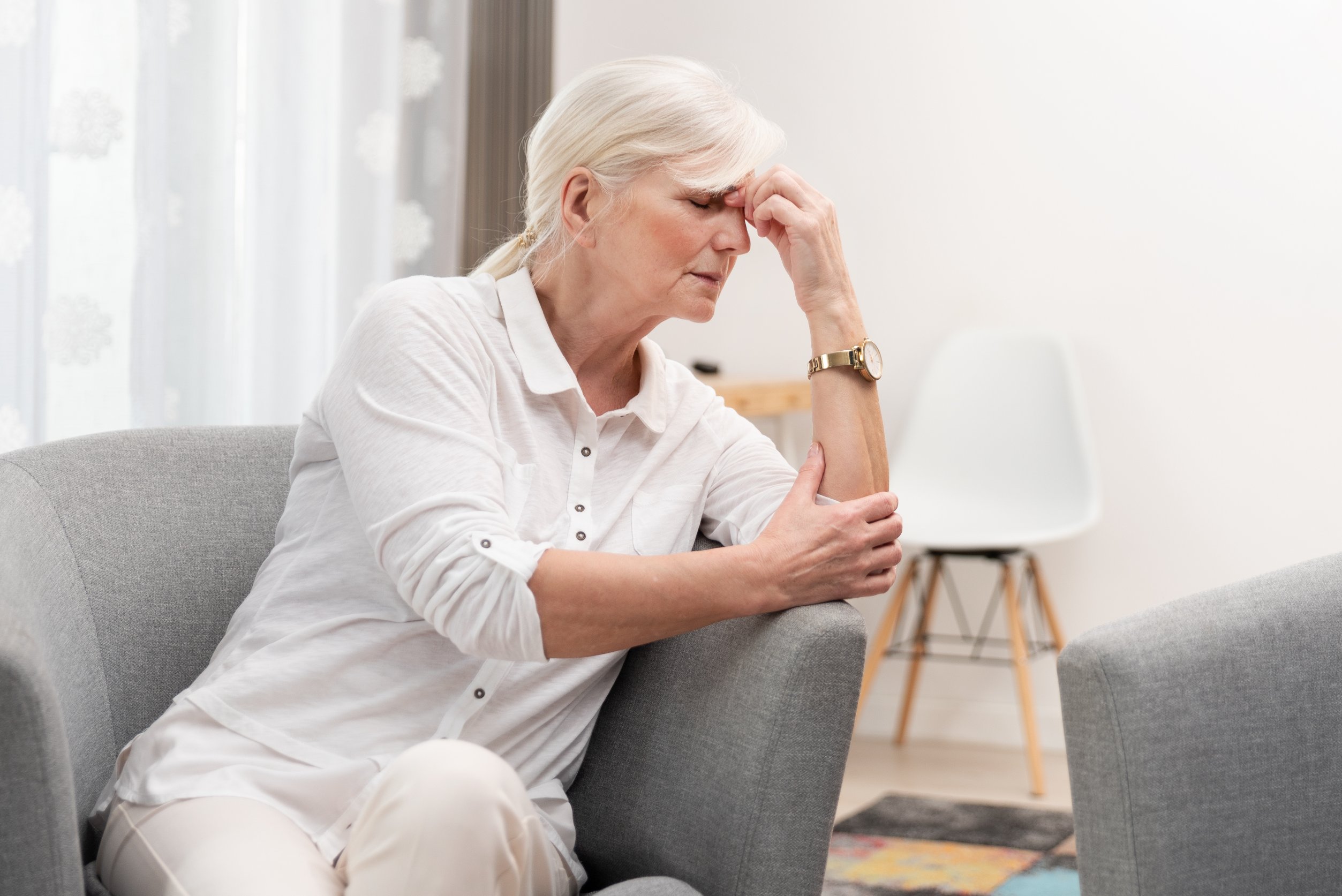Γυναίκα μεγάλη σε ηλικία με Alzheimer ή στεναχωρημένη