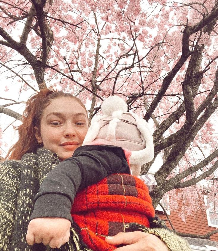 H Gigi Hadid και η κόρη της όταν ήταν μωράκι