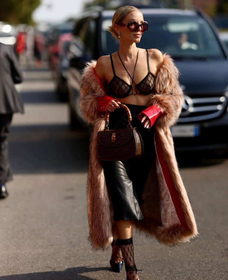 H Leonie Hanne με λαχανί φοσφοριζέ σε δύο κομμάτια