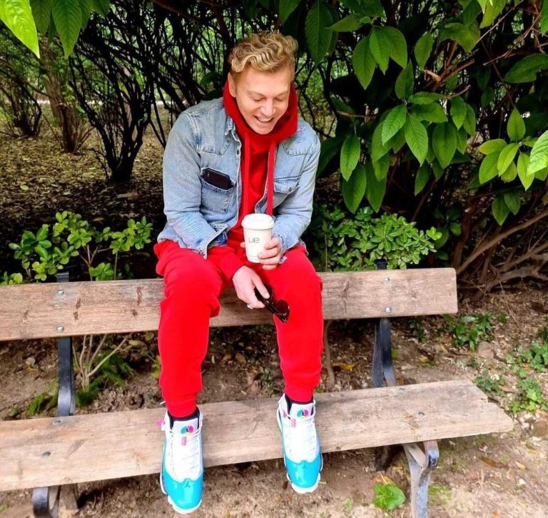 Τάκης Ζαχαράτος