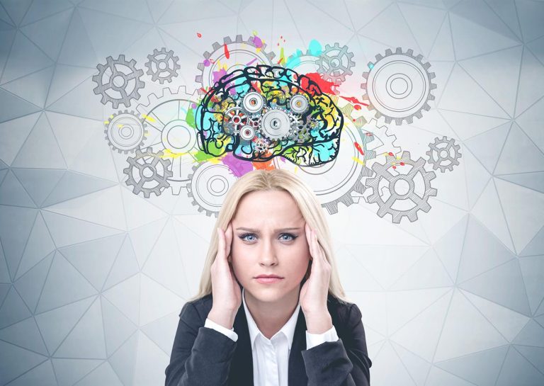 Γυναίκα με τον εγκέφαλό της σε σκίτσο με γρανάζια