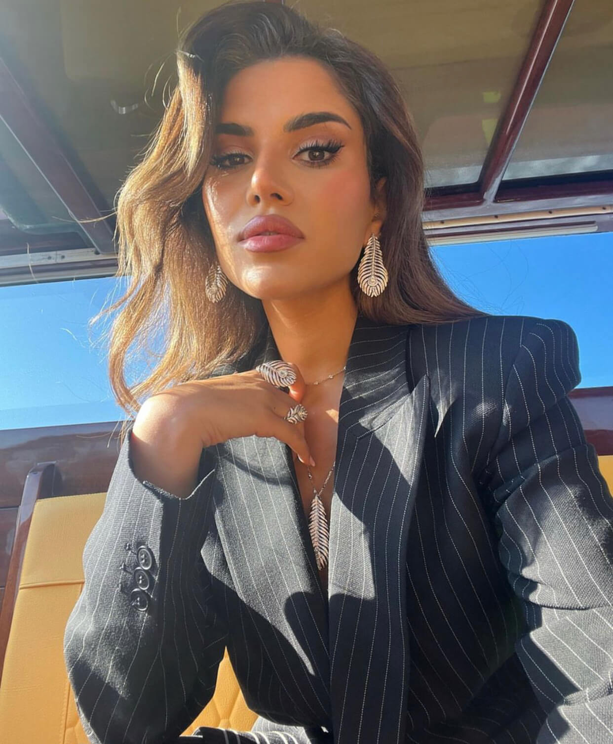 H Nojoud Alrumaihi με σακάκι και κοσμήματα