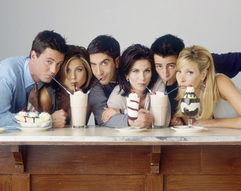 Τα μέλη του καστ της κωμικής σειράς του NBC "Friends". Στη φωτογραφία: David Schwimmer ως Ross Geller, Jennifer Aniston ως Rachel Cook, Courteney Cox ως Monica Geller, Matthew Perry ως Chandler Bing, Lisa Kudrow ως Phoebe Buffay και Matt Leblanc ως Joey Tribbiani