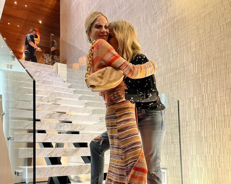 Άννα Βίσσυ και Σοφία Καρβέλα αγκαλιά στις σκάλες