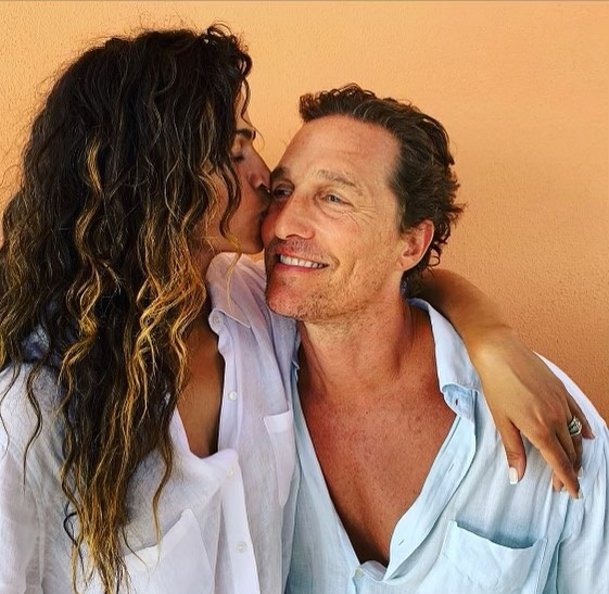 Ο Matthew mcconaughey με τη γυναίκα του camila alves φιλί