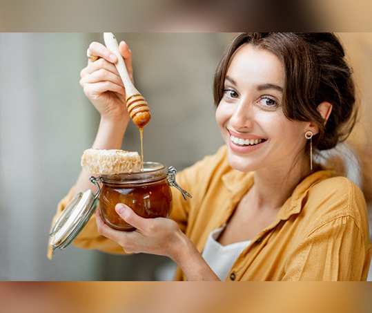Γυναίκα κρατώντας το μέλι