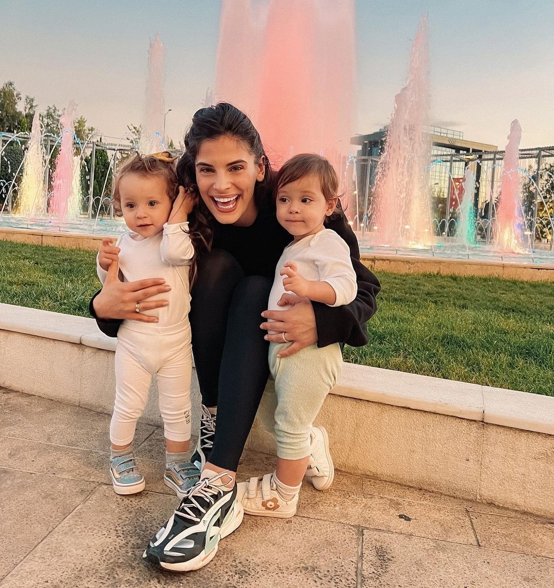 Η Χριστίνα Μπόμπα με τις κόρες της