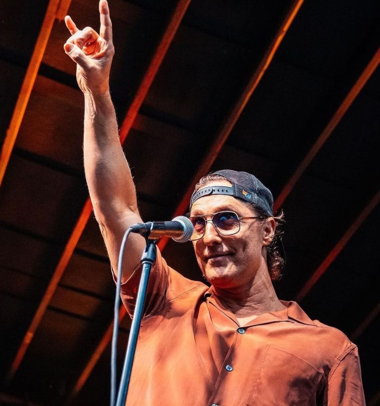 Ο Matthew mcconaughey σε συναυλία τραγουδά