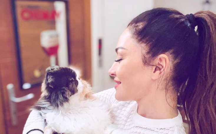 Η Αποστολια Ζώη με τη γάτα της