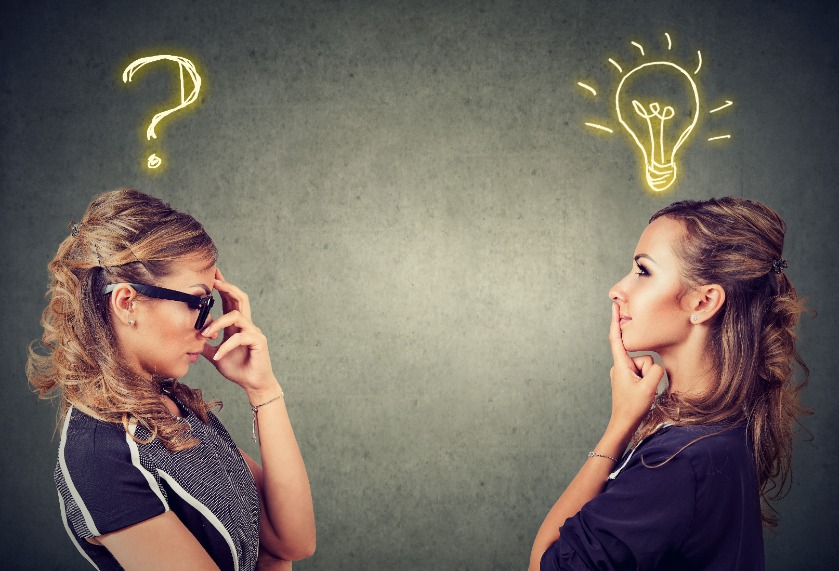 Δύο γυναίκες με δύο σκίτσα πάνω από το κεφάλι τους. Η μία με ερωτηματικό και η άλλη με έναν γλόμπο