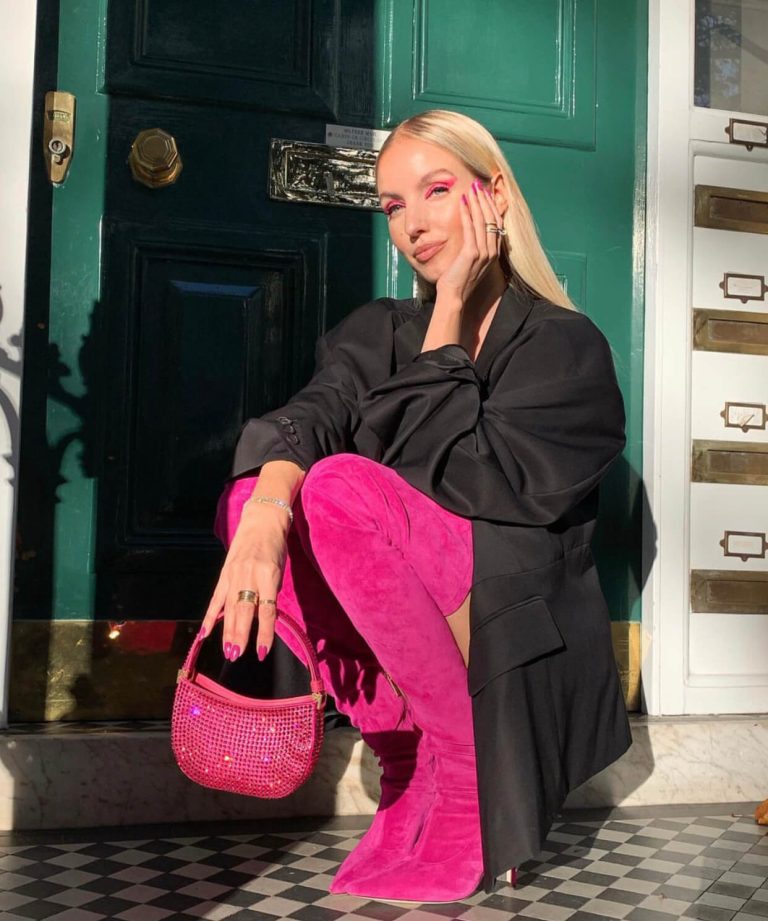 H Leonie Hanne με φούξια κολάν κόκκινη τσάντα και μαύρο σακάκι
