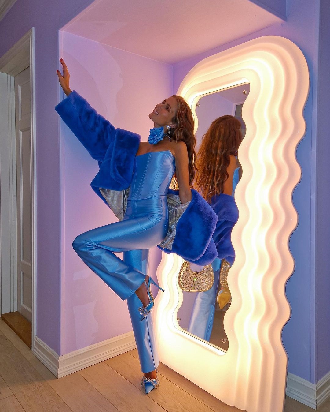 Nina Sandbech μπροστά σε καθρέφτη