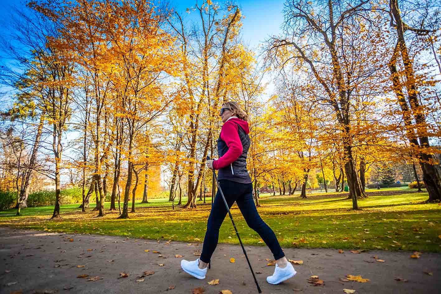 Γυναίκα περπατά στη φύση