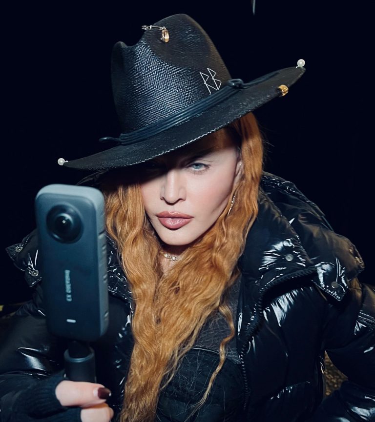 Μadonna με καπέλο