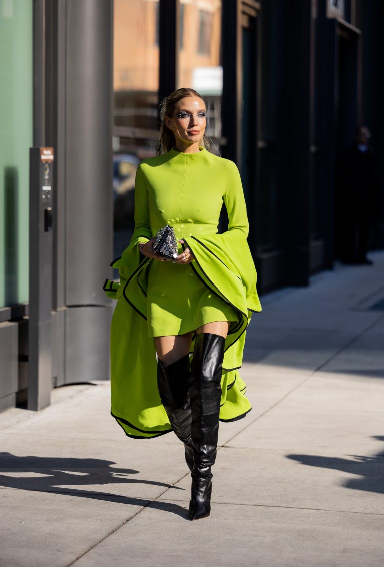 H Leonie Hanne με πράσινο φόρεμα στη Νέα Υόρκη.