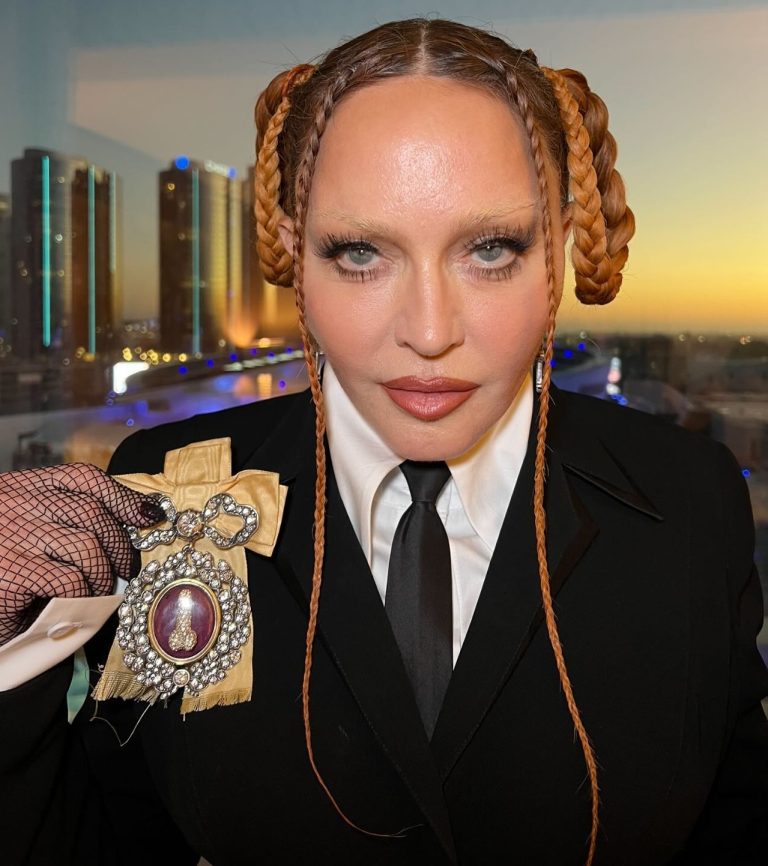 Madonna με κοτσιδάκια στριφτά