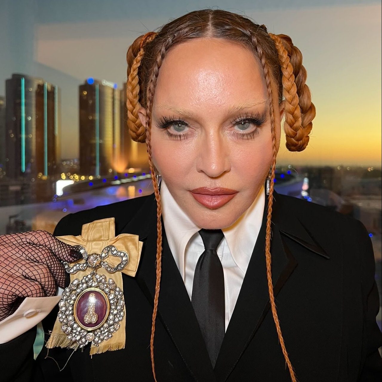 Madonna με κοτσιδάκια στριφτά