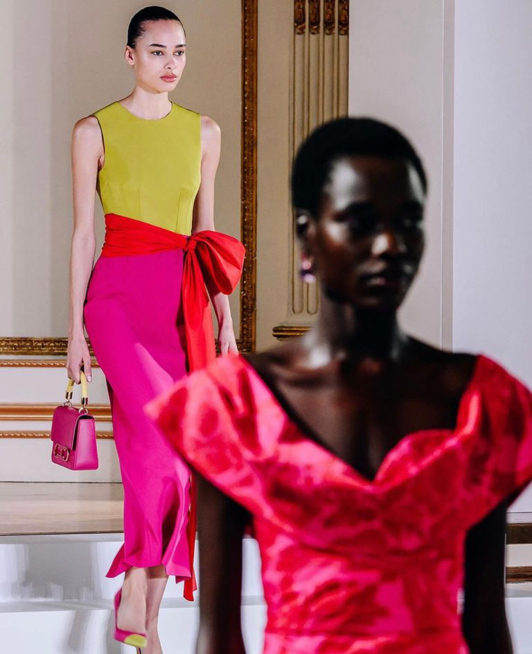 Γυναίκα μοντέλο κάνει πασαρέλα