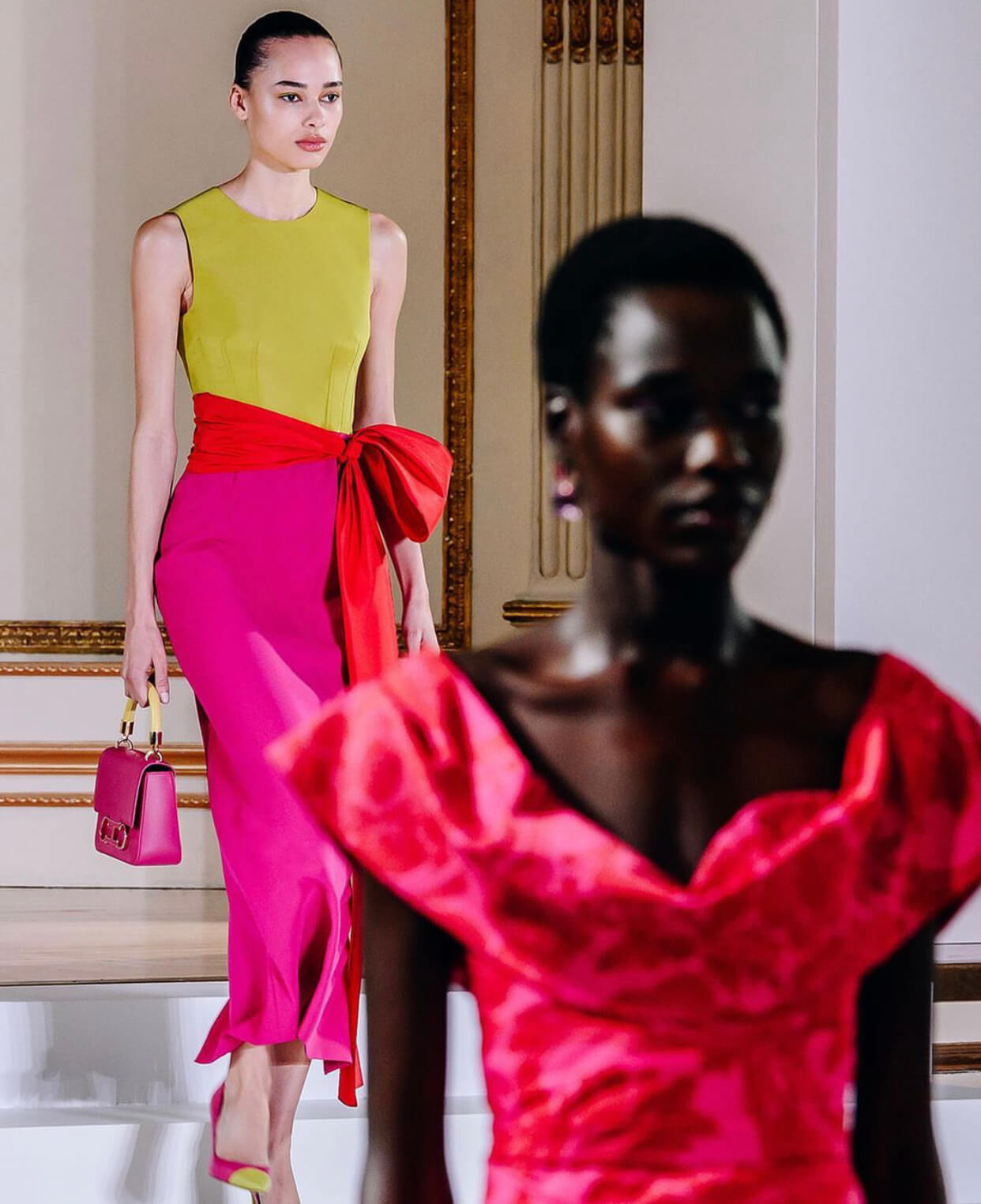 Γυναίκα μοντέλο κάνει πασαρέλα