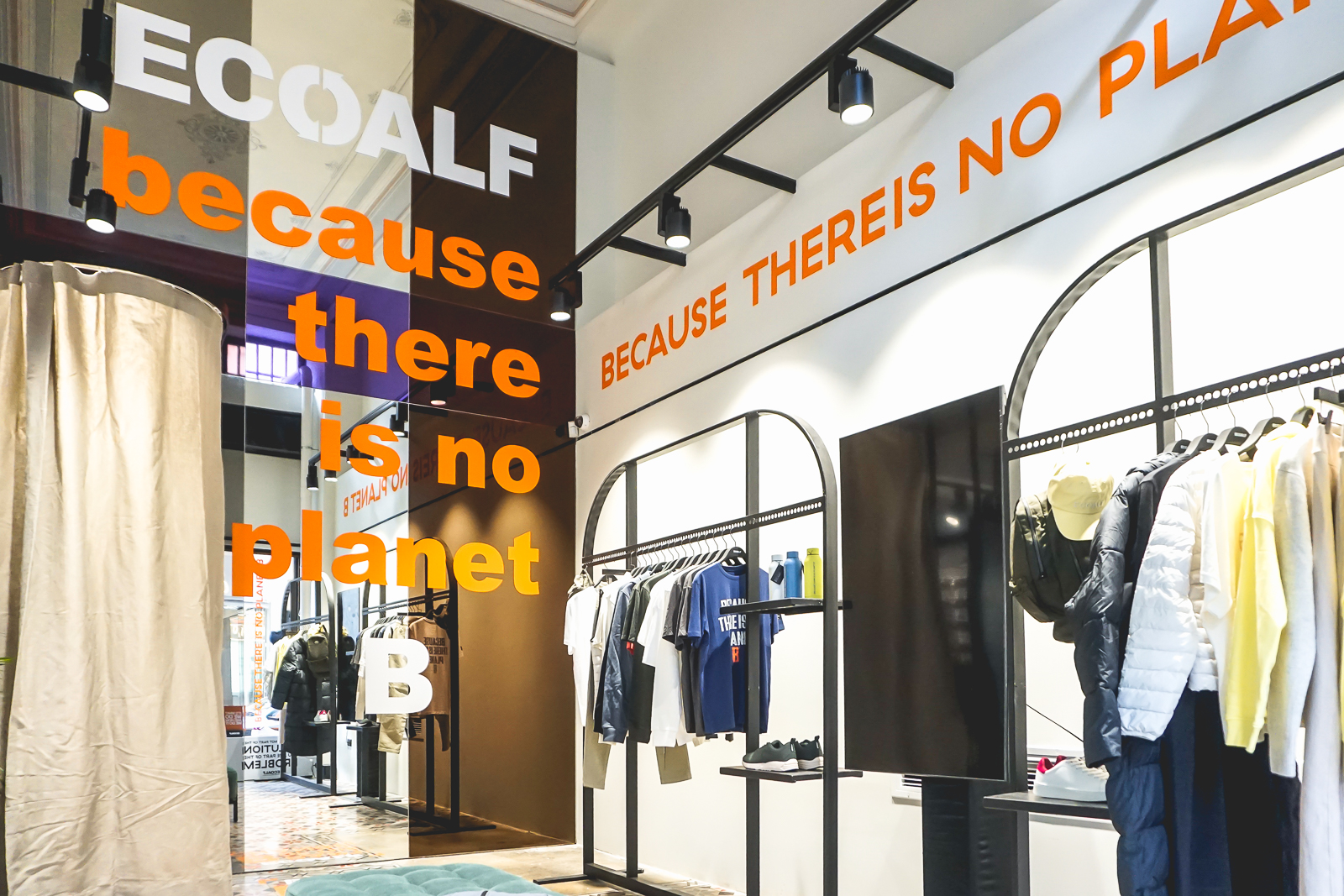 Τι κάνει ένα μεγάλο «BECAUSE THERE IS NO PLANET B» σήμα στο κέντρο της