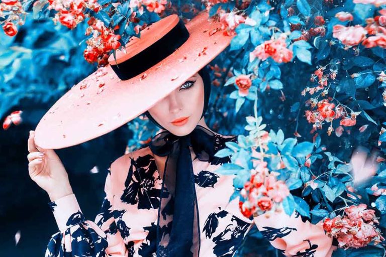 Γυναίκα με λουλουδάτο φόρεμα και μεγάλο καπέλο
