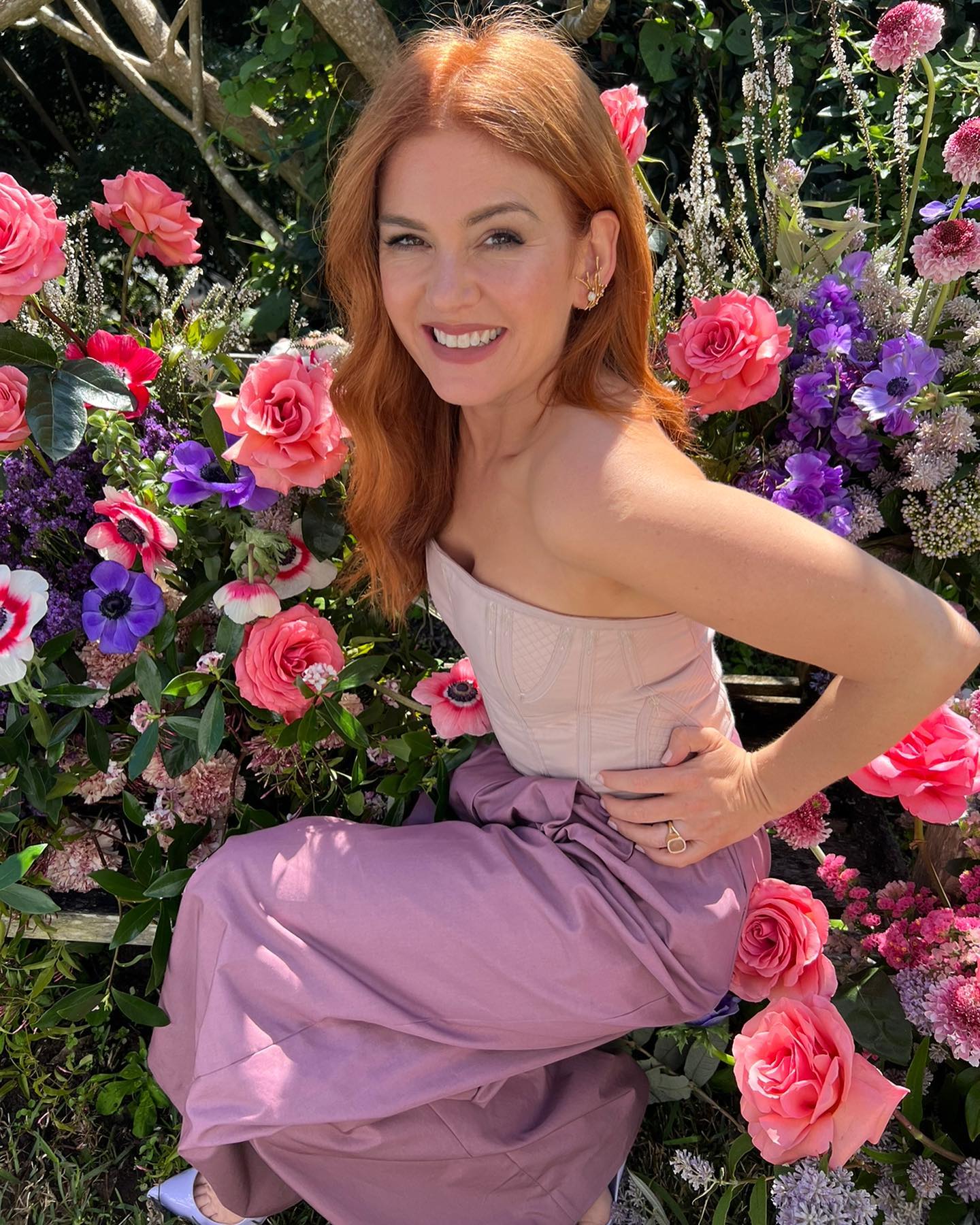 H Isla Fisher μπροστά από λουλούδια