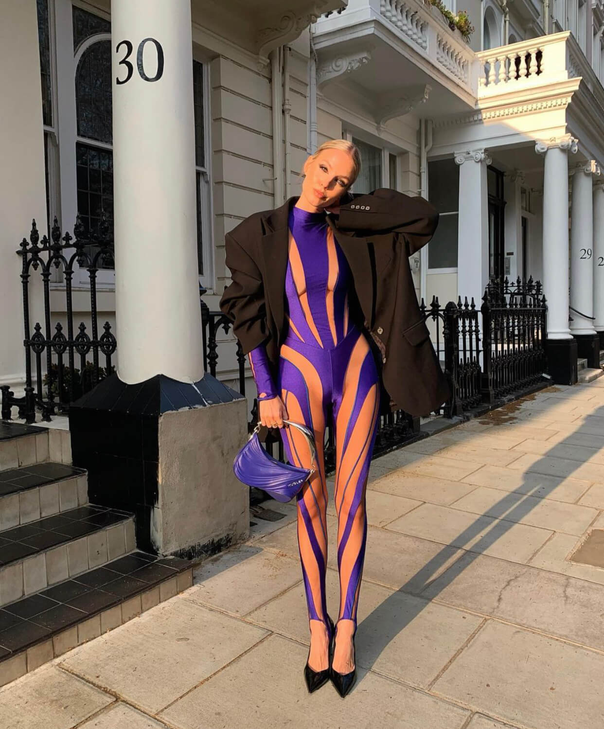 H Leonie Hanne με ψηλοτάκουνα και κολάν φόρμα