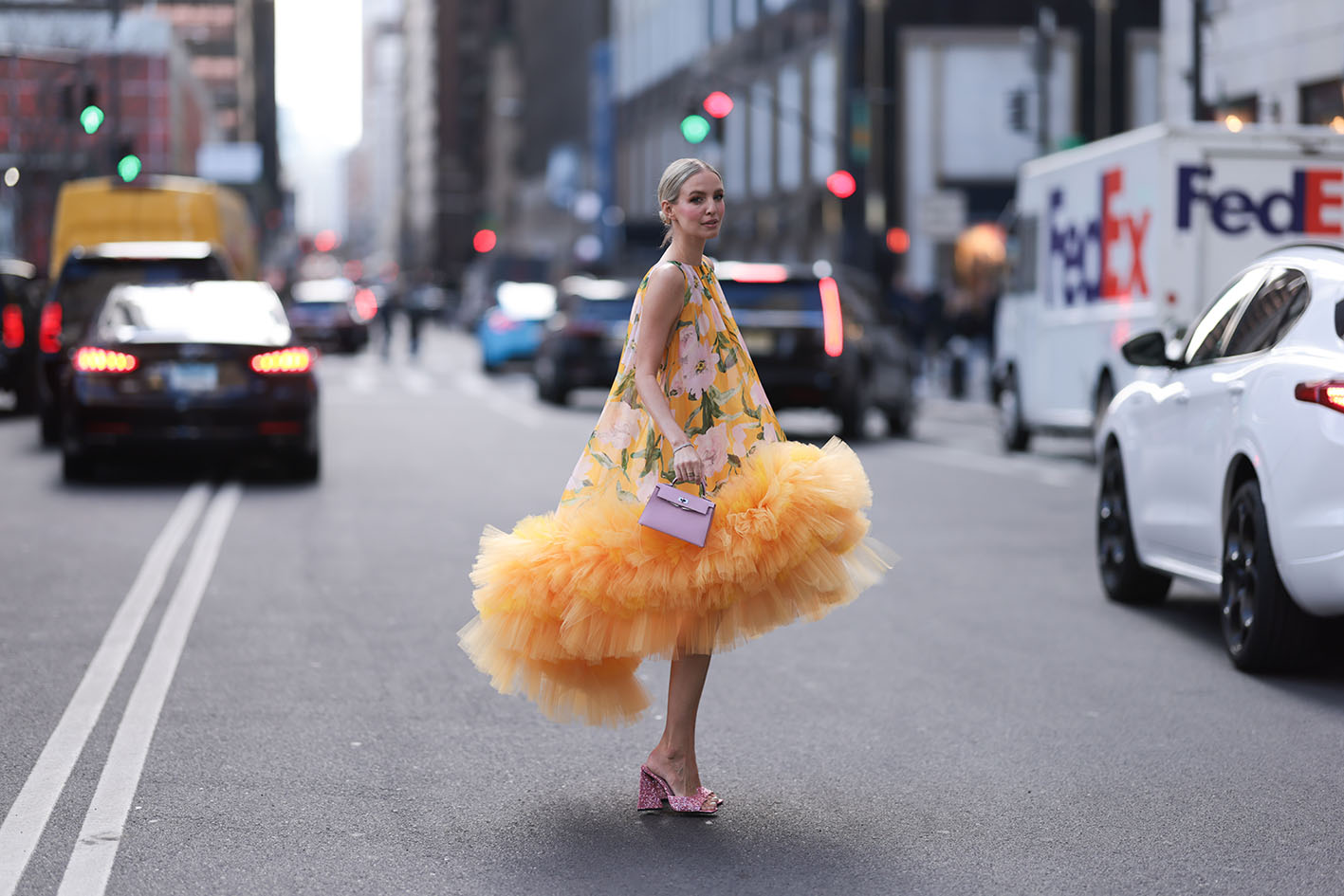 H Leonie Hanne με κοντή φούστα κίτρινη και μπότες καουμπόικες