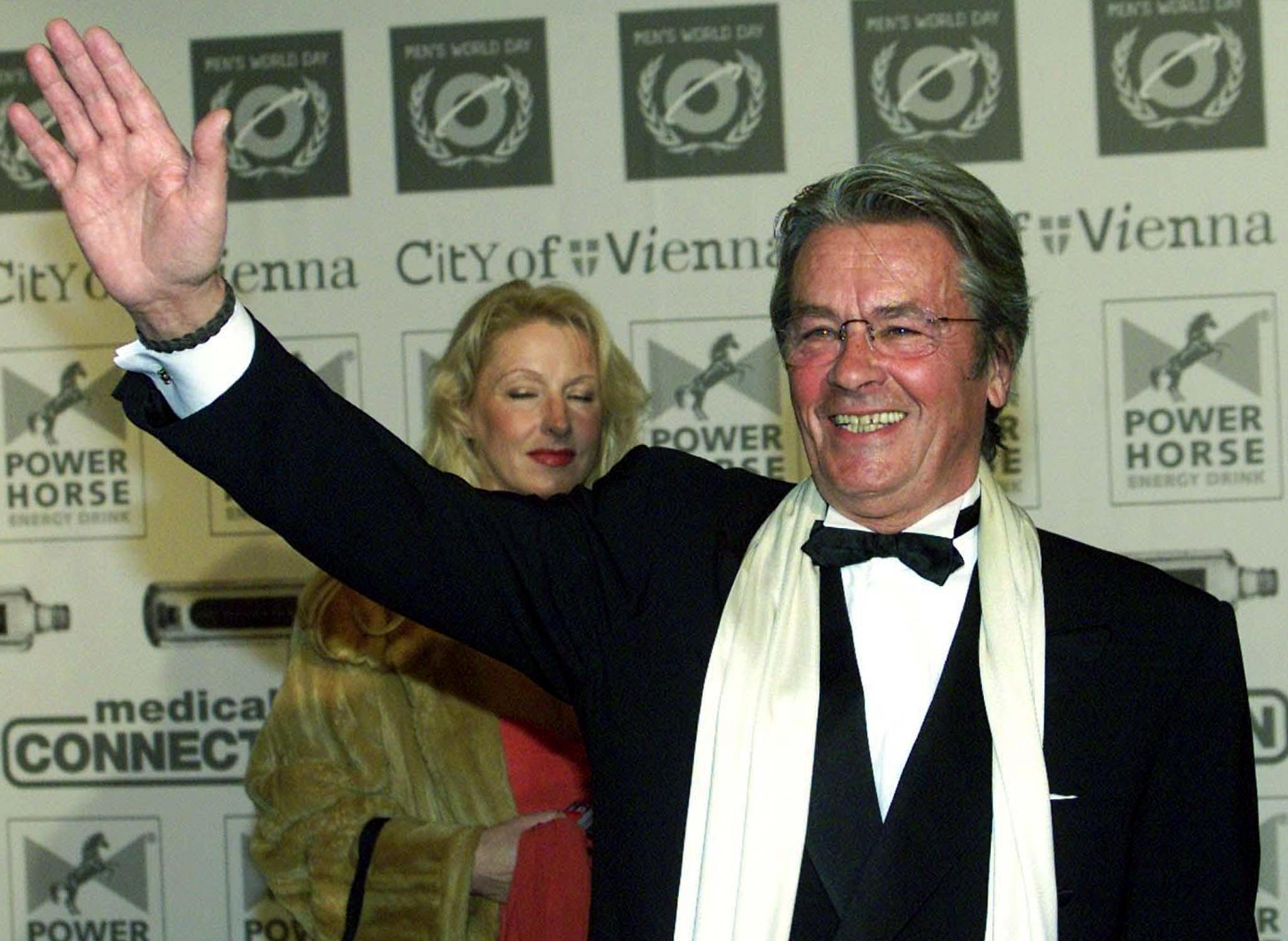 Ο Alain Delon χαιρετά κατά την άφιξή του στο Hofburg της Βιέννης το βράδυ του Σαββάτου 03 Νοεμβρίου 2001 για το γκαλά των Παγκόσμιων Βραβείων