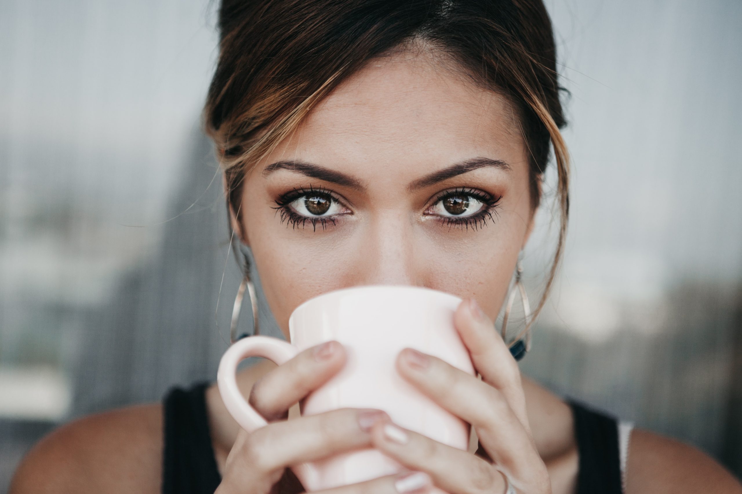 γυναίκα πίνει καφέ