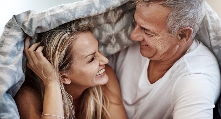 Ζευγάρι στο κρεβάτι