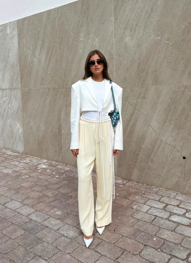 Η Darja Barannik με σύνολο για γραφείο- Κόνσεπτ Γυναίκα επαγγελματίας