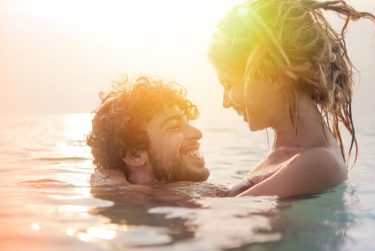 Ζευγάρι σε περιπτύξεις σε θάλασσα