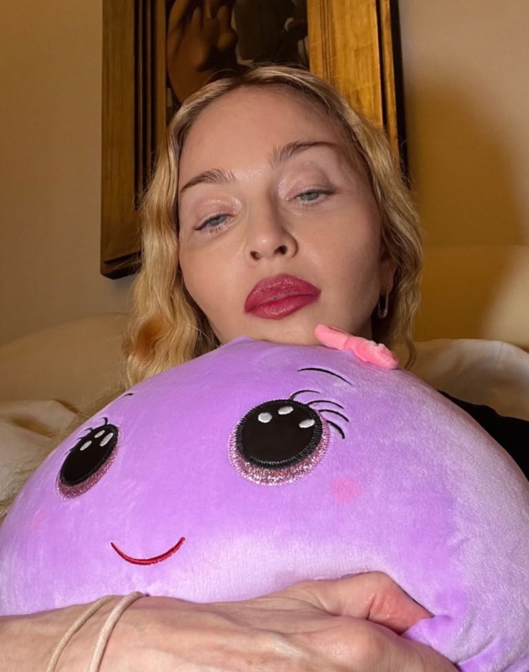 Madonna αγκαλιά με μαξιλάρι