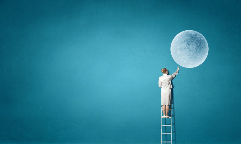 Γυναίκα επαγγελματίας πάνω σε σκάλα για να πλησιάσει το φεγγάρι.