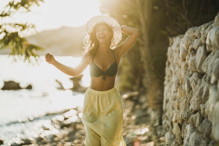 Γυναίκα δίπλα στη θάλασσα