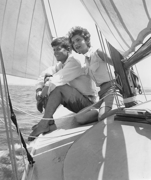 O John F. Kennedy και η τότε αρραβωνιαστικιά του Jacqueline Bouvier πάνε διακοπές με το σκάφος τους τον Ιούνιο του 1953.
Photo by Hy Peskin/Getty Images