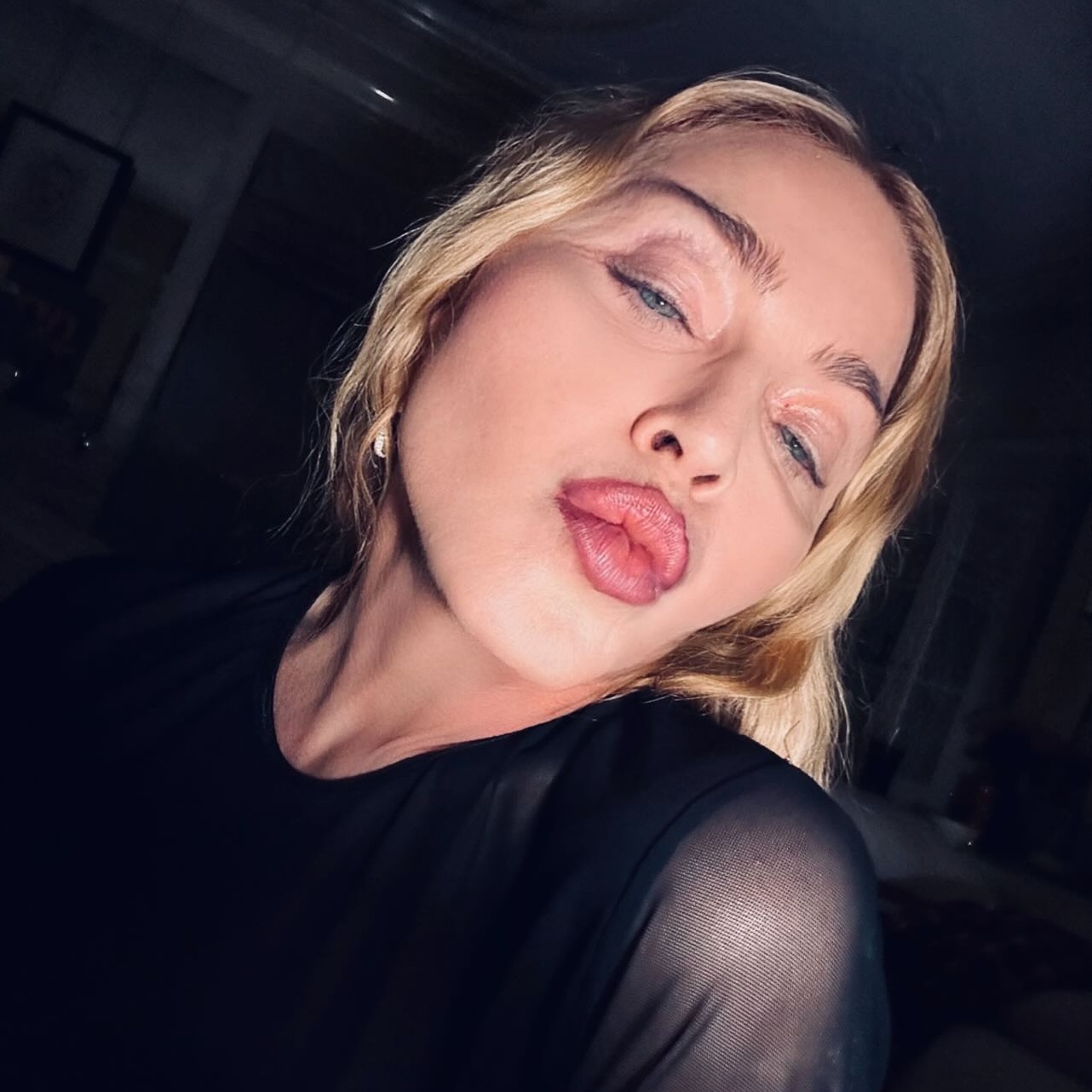 Madonna με χείλη σφιγμένα