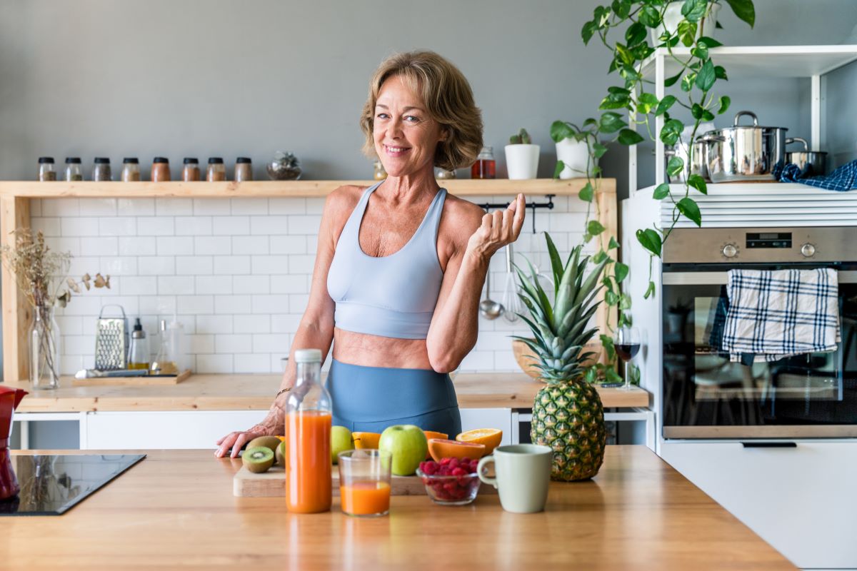 Γυναίκα χαρούμενη στην κουζίνα