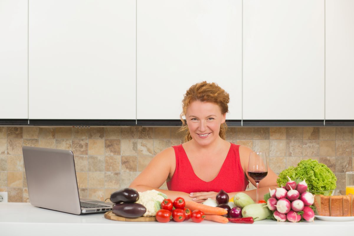 Γυναίκα χαρούμενη με φαγητό