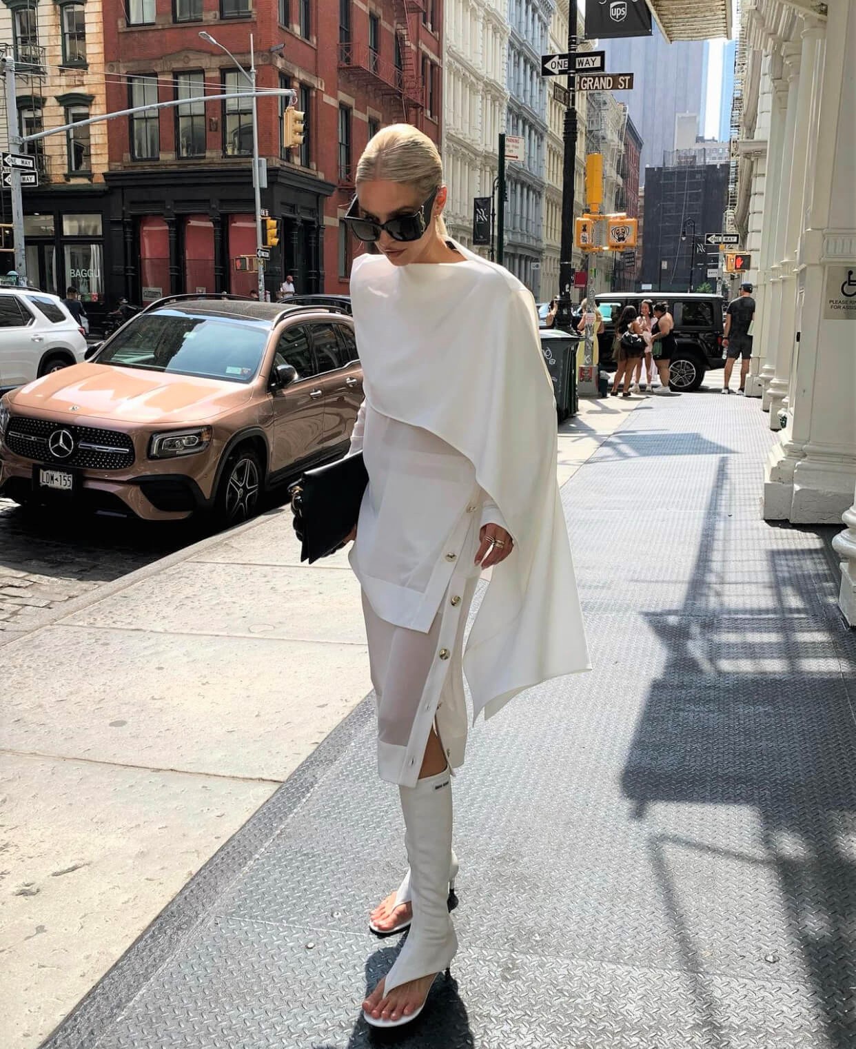 H Leonie Hanne με λευκό σύνολο