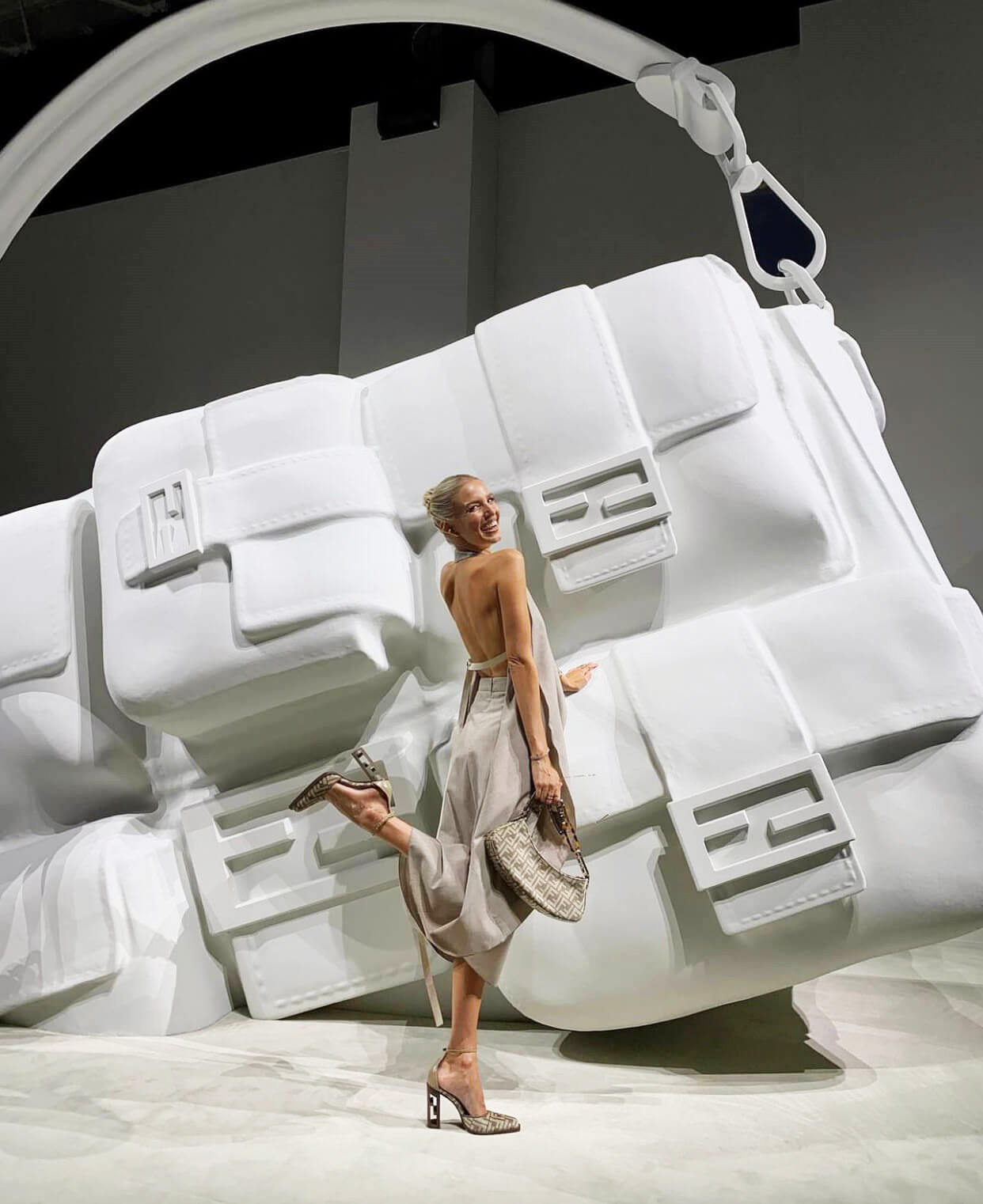 H Leonie Hanne με λευκή μεγάλη τσάντα