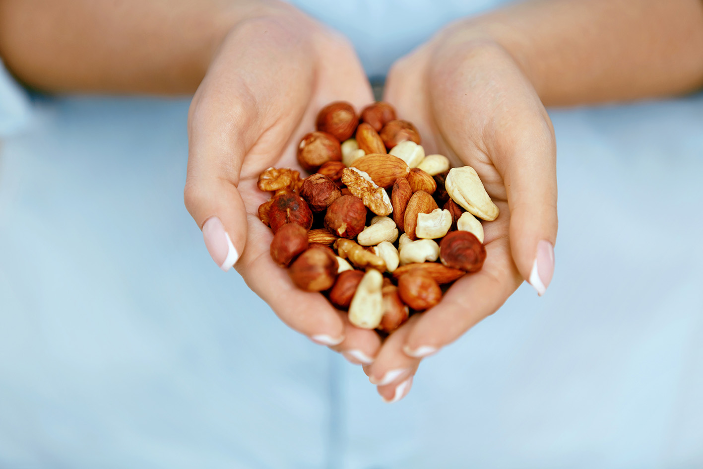 Ξηροί καρποί στις χούφτες γυναίκας