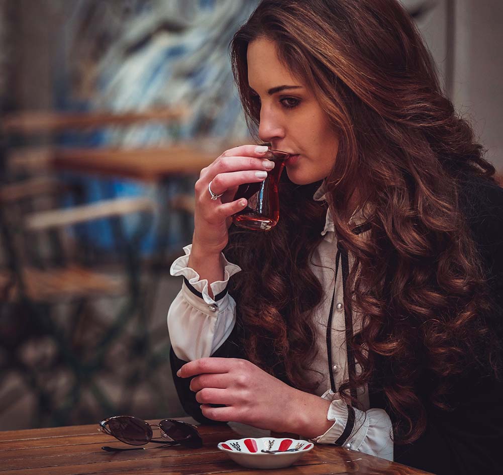 Γυναίκα πίνει καφέ