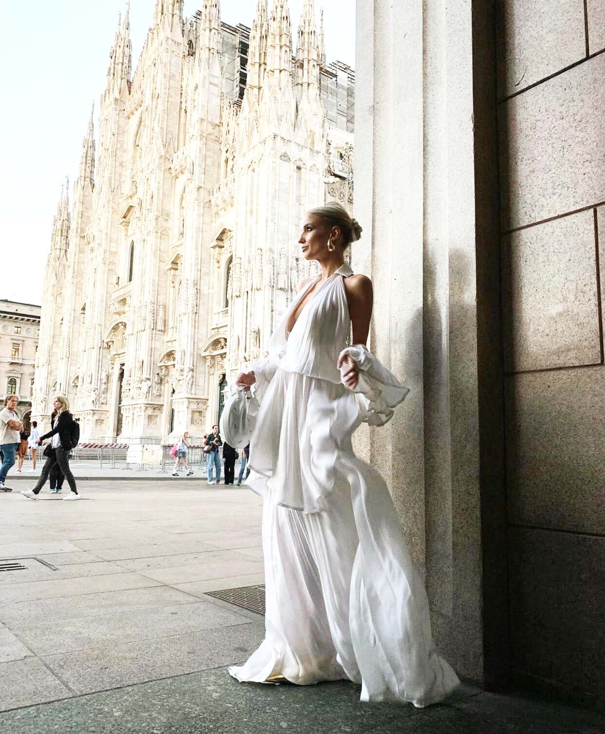 H Leonie Hanne με λευκό φόρεμα για γάμο