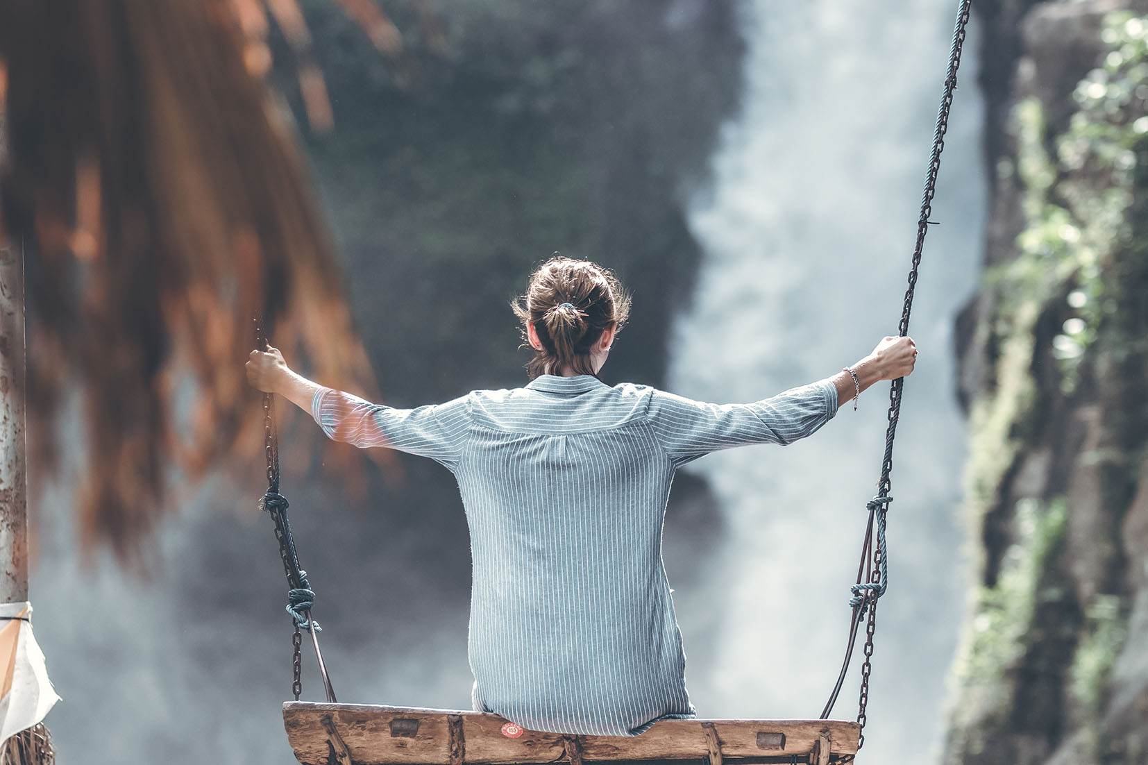 Γυναίκα κάνει κούνια βλέποντας καταρράκτη