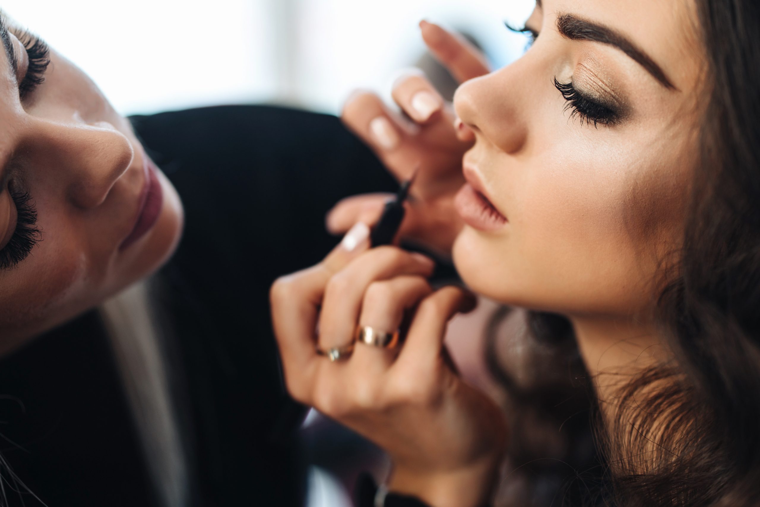 Γυναίκα μακιγιάρεται