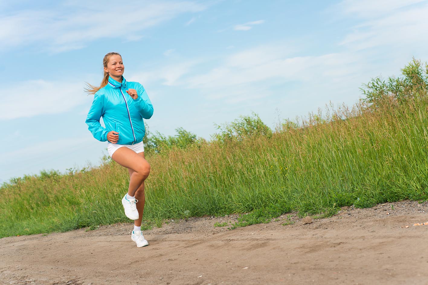 Γυναίκα αθλείται σε εξωτερικό χώρο-τρέχει