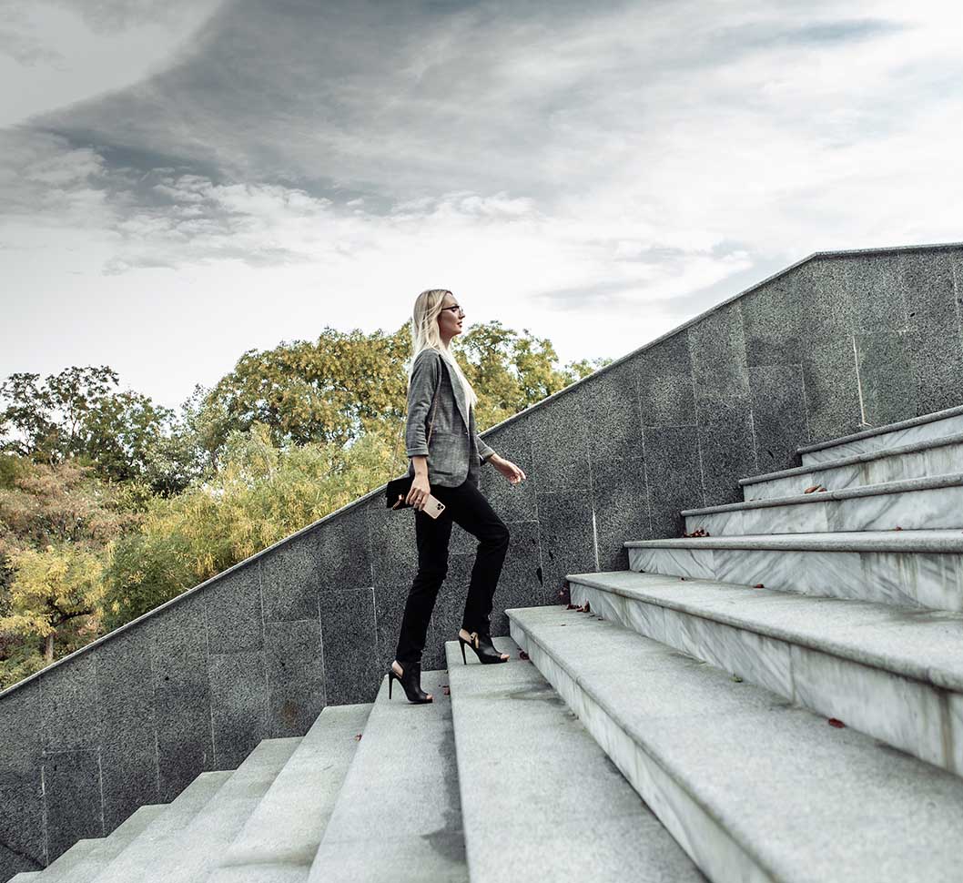 Γυναίκα περπατά και ανεβαίνει σκαλιά